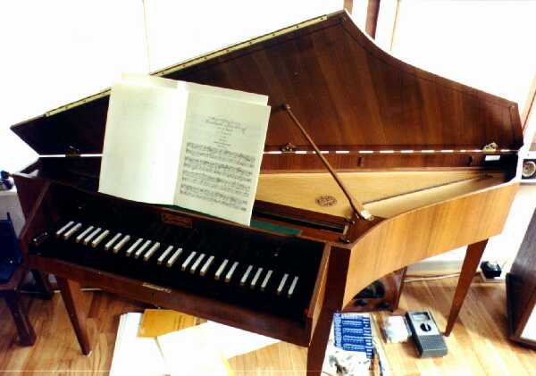 spinet.JPG (152556 bytes)